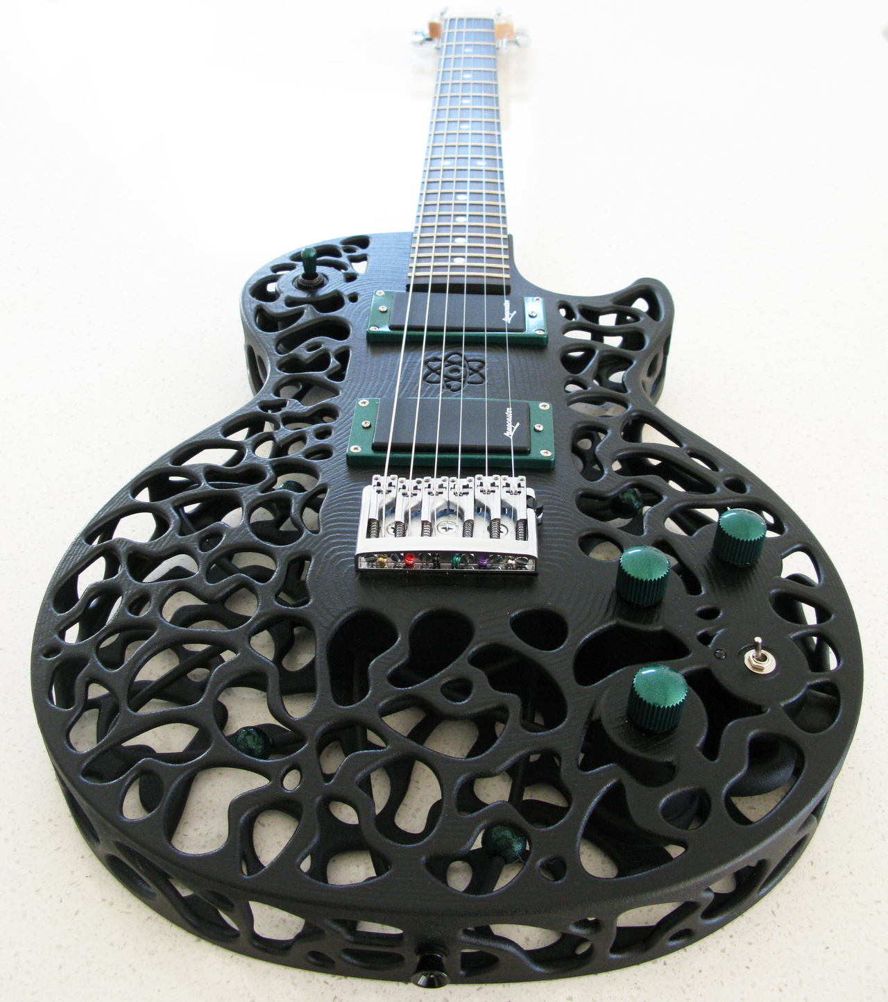 Fichier STL gratuit Support mural pour guitares électriques Strat-Style  🎵・Objet pour imprimante 3D à télécharger・Cults
