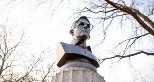 Buste d'Edward Snowden dans un parc de New York