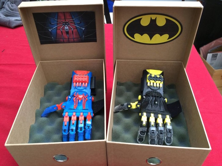 Prothèses de mains spiderman et batman