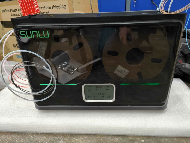 Installation du filament dans le Sunlu FilaDryer S4